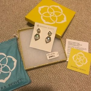 NWT 💎 Kendra Scott Quincy Earrings ✨ RARE ✨